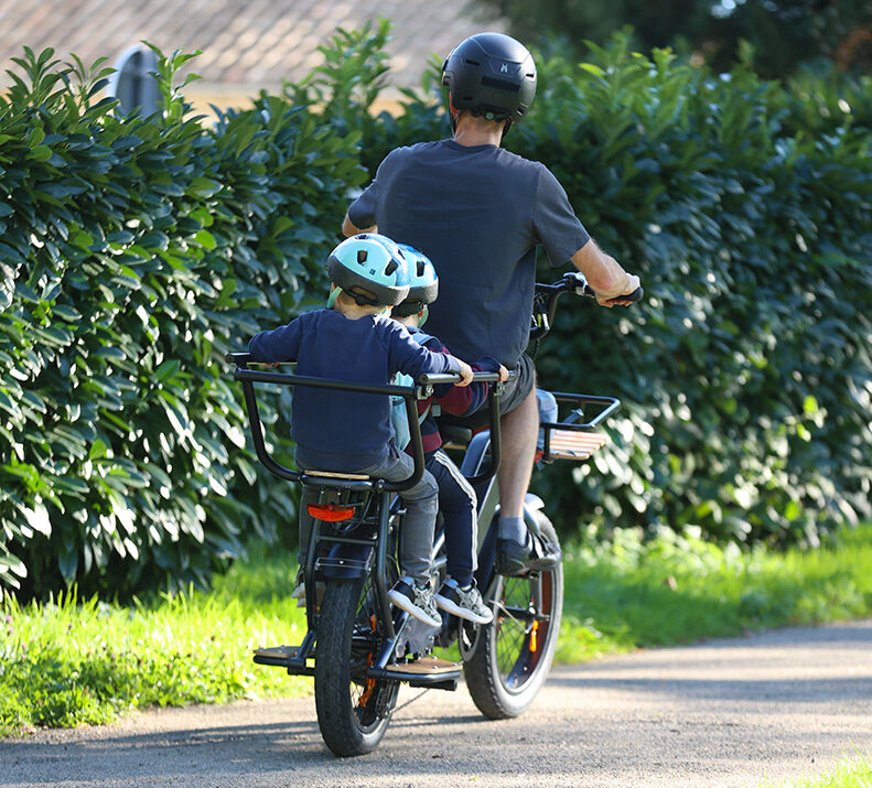 Vélo longtail pour le transport des enfants - ph. Judith's Art